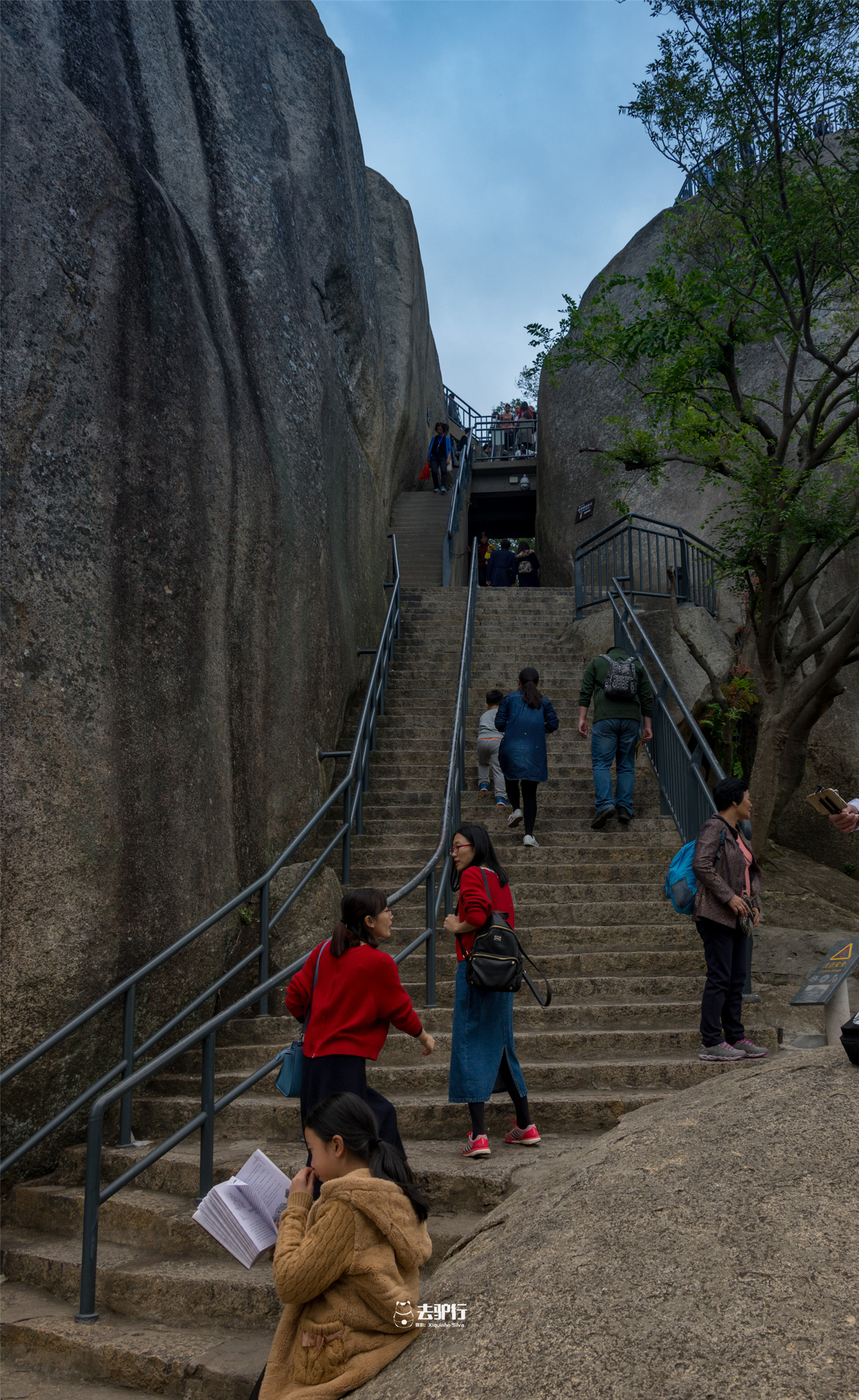 厦门日光岩厦门日光岩海拔不到百米山顶站满游客50元只为上山顶拍照