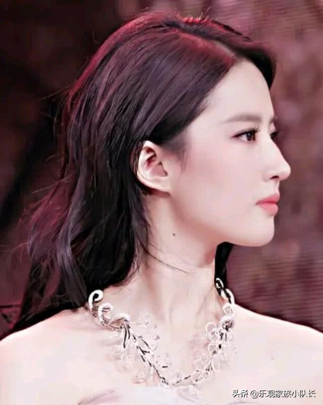 被记者问“你是哪个国家的人”刘亦菲的回答亮