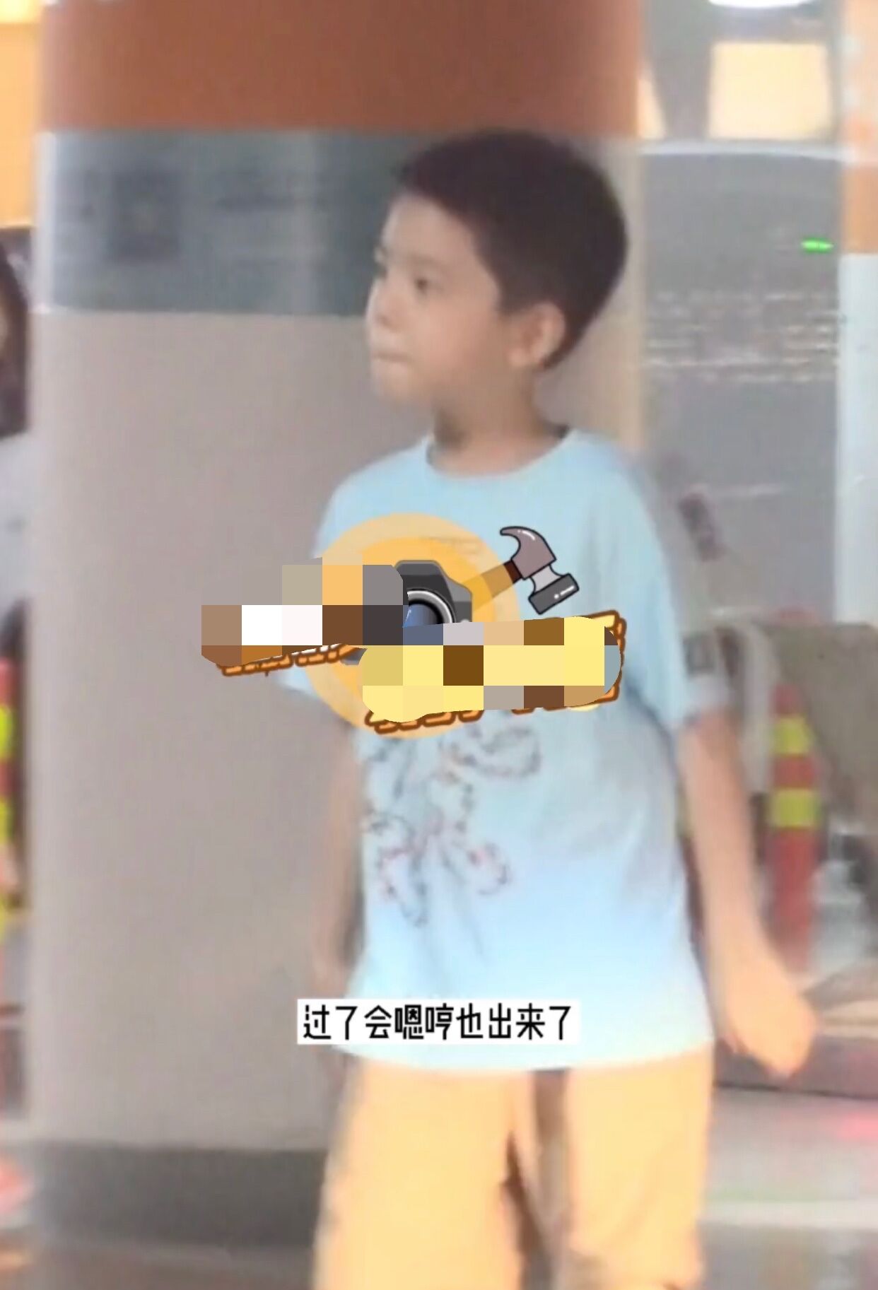 霍思燕二胎小女儿曝光？穿红裙走路摇头晃脑，与嗯哼坐同一辆车