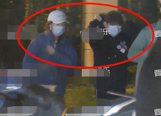 张一山再爆新恋情，与女方十指紧扣压马路，网友：无缝衔接