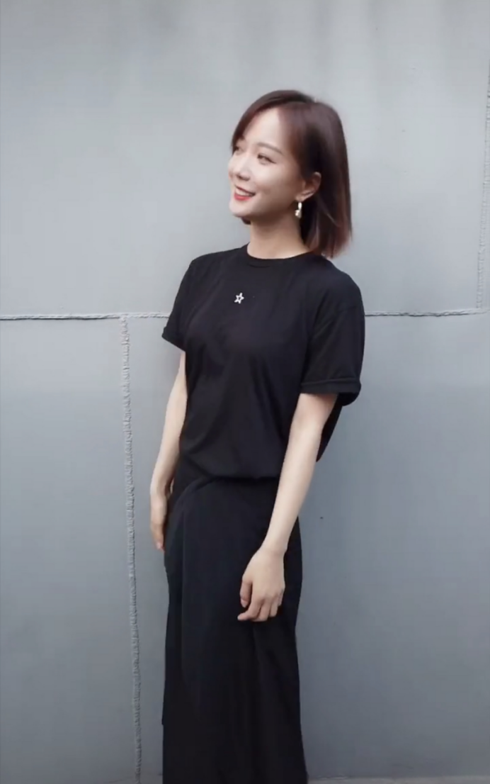 王珞丹在线“告白”比了个大心，一身沉稳黑裙，看着却十分甜蜜