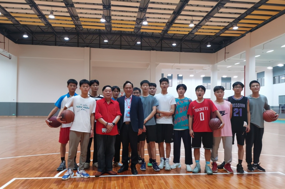 著名抗衰老专家程谦才一行莅临湖南医药中专指导讲学
