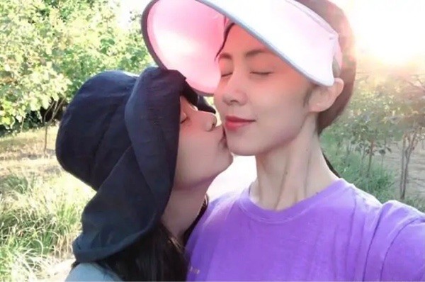 多多長大了！ 與孫莉戴墨鏡合照難辨別，捨棄成熟風改穿白衣顯清純