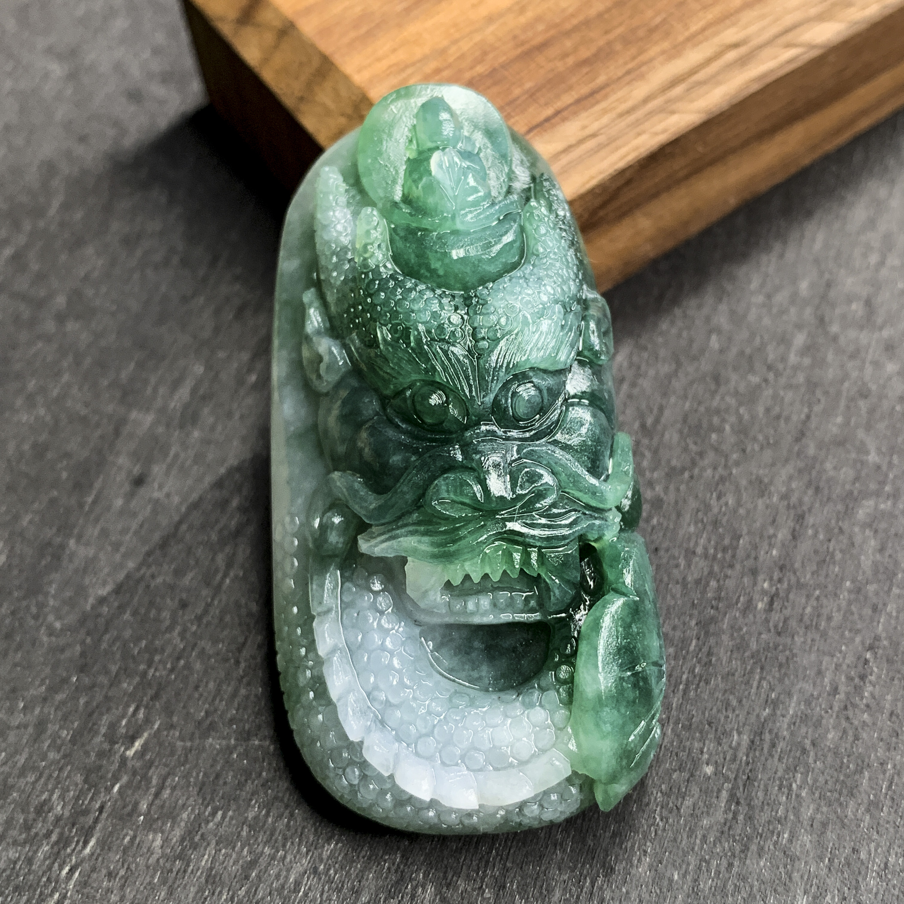 翡翠手把件选得好盘玩的时候手感才舒服