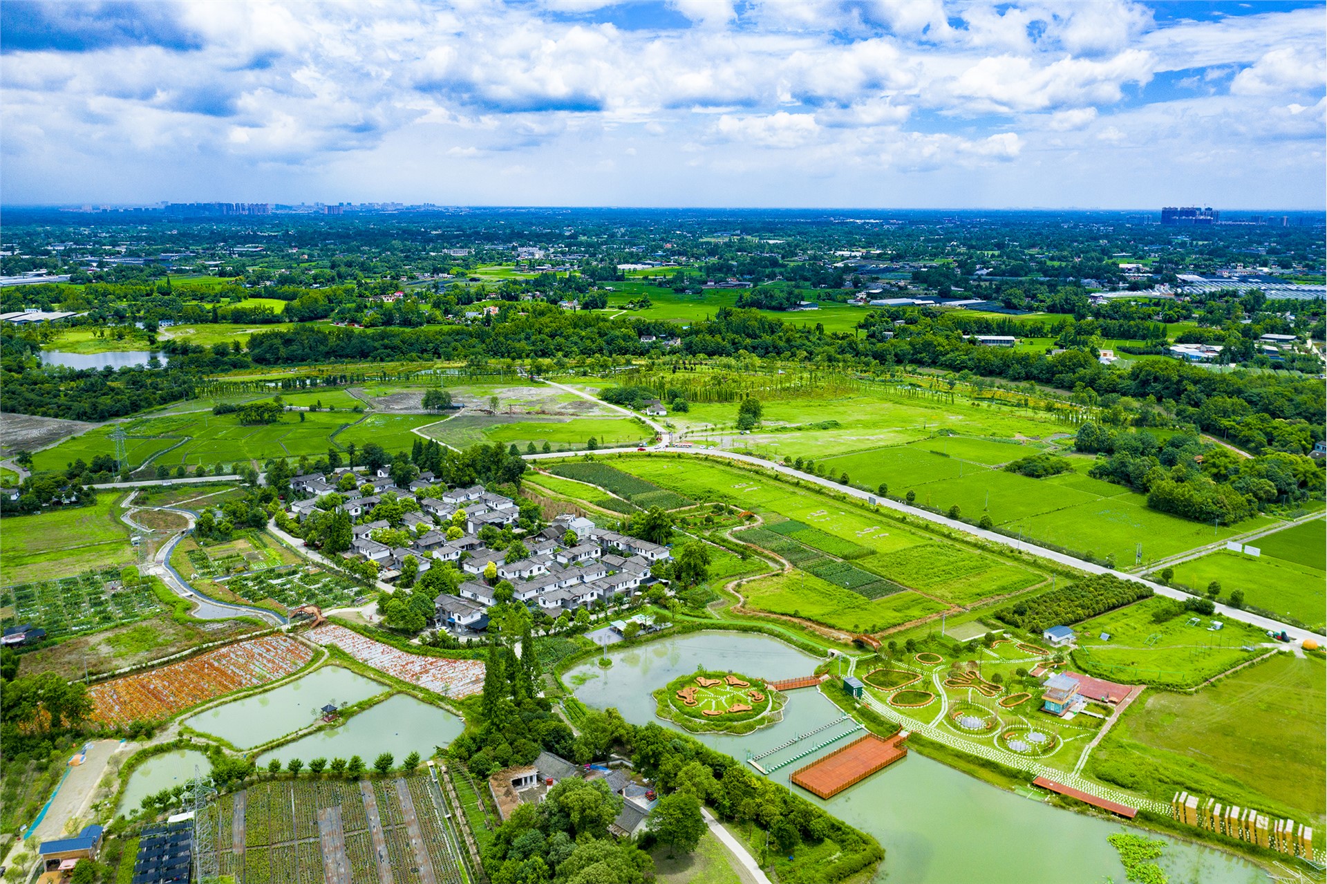记者 韩雪菲三道堰镇位于郫都区北部,面积37平方公里,辖7村3社区,常住