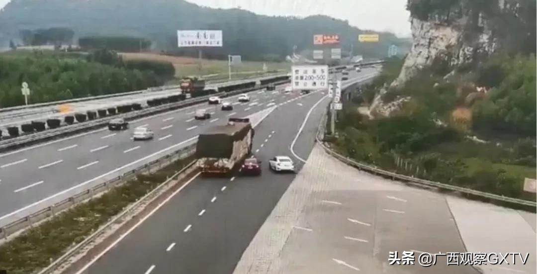 廣西高速上三車刮碰 小車險被夾 三位司機卻都說 我沒錯 廣西觀察gxtv Mdeditor 廣西高速上三車刮碰 小車險被夾 三位司機卻都說 我沒錯 廣西觀察gxtv Mdeditor