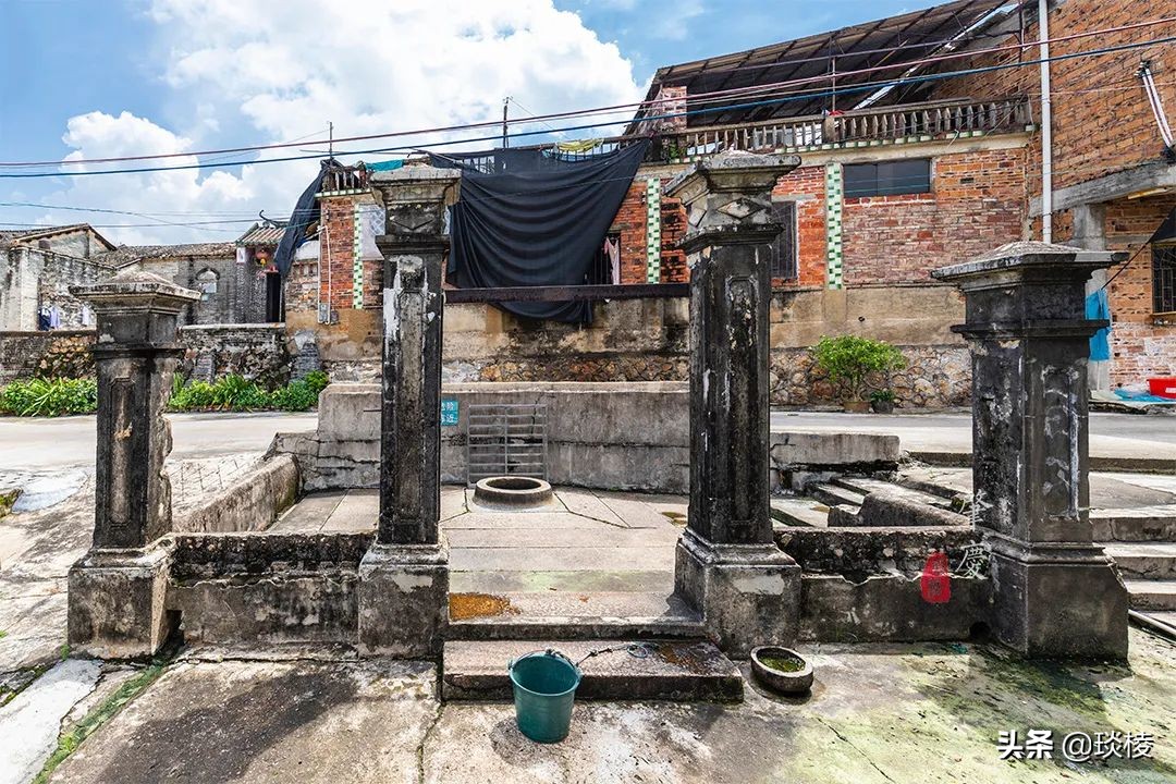 A mysterious "gossip village" actually uses house walls to make village walls, so thieves will get lost