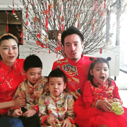 陳茵媺連續4年拍同款新年全家福，一家五口幸福美滿惹人羨