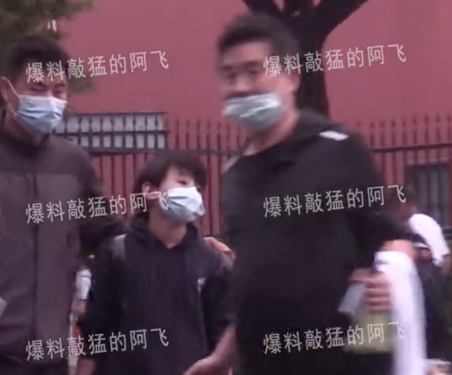 張柏芝兩個兒子轉學到上海，由保鏢接送放學，兄弟倆高冷帥氣