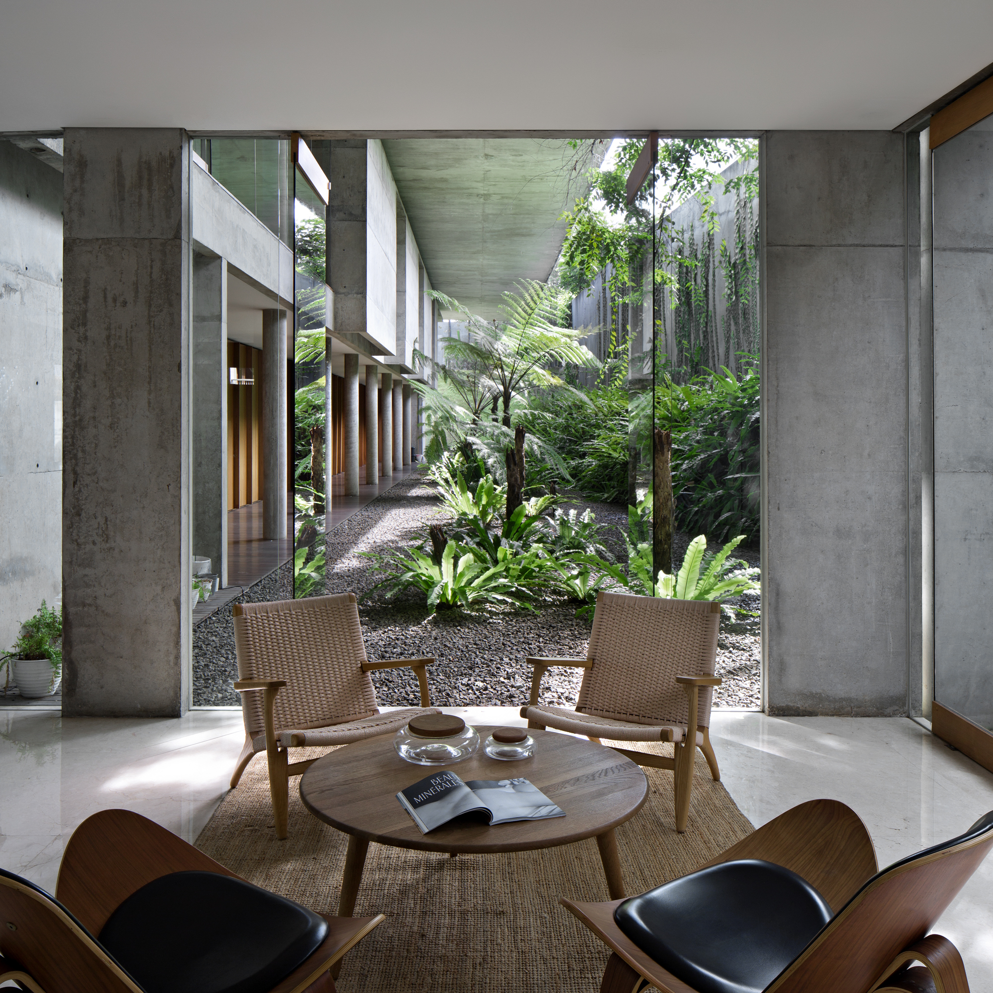 2000m²清水混凝土别墅，仅四居室却有700m²水池和3000m²花园