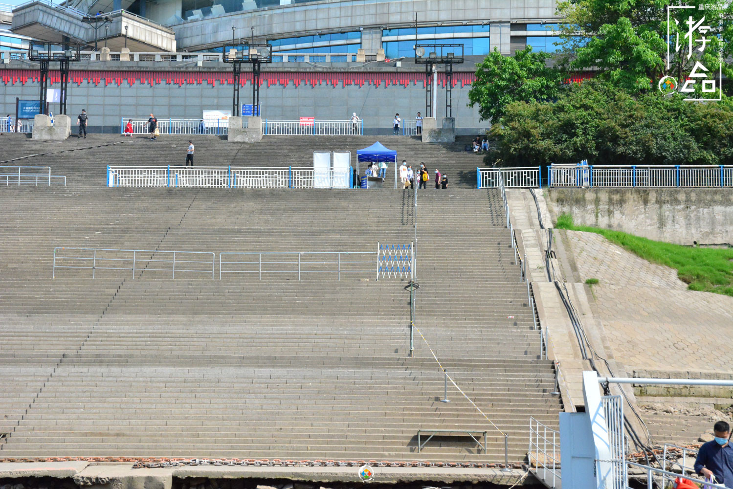 低配版重庆两江游，5元一客的水上巴士，从朝天门到弹子石