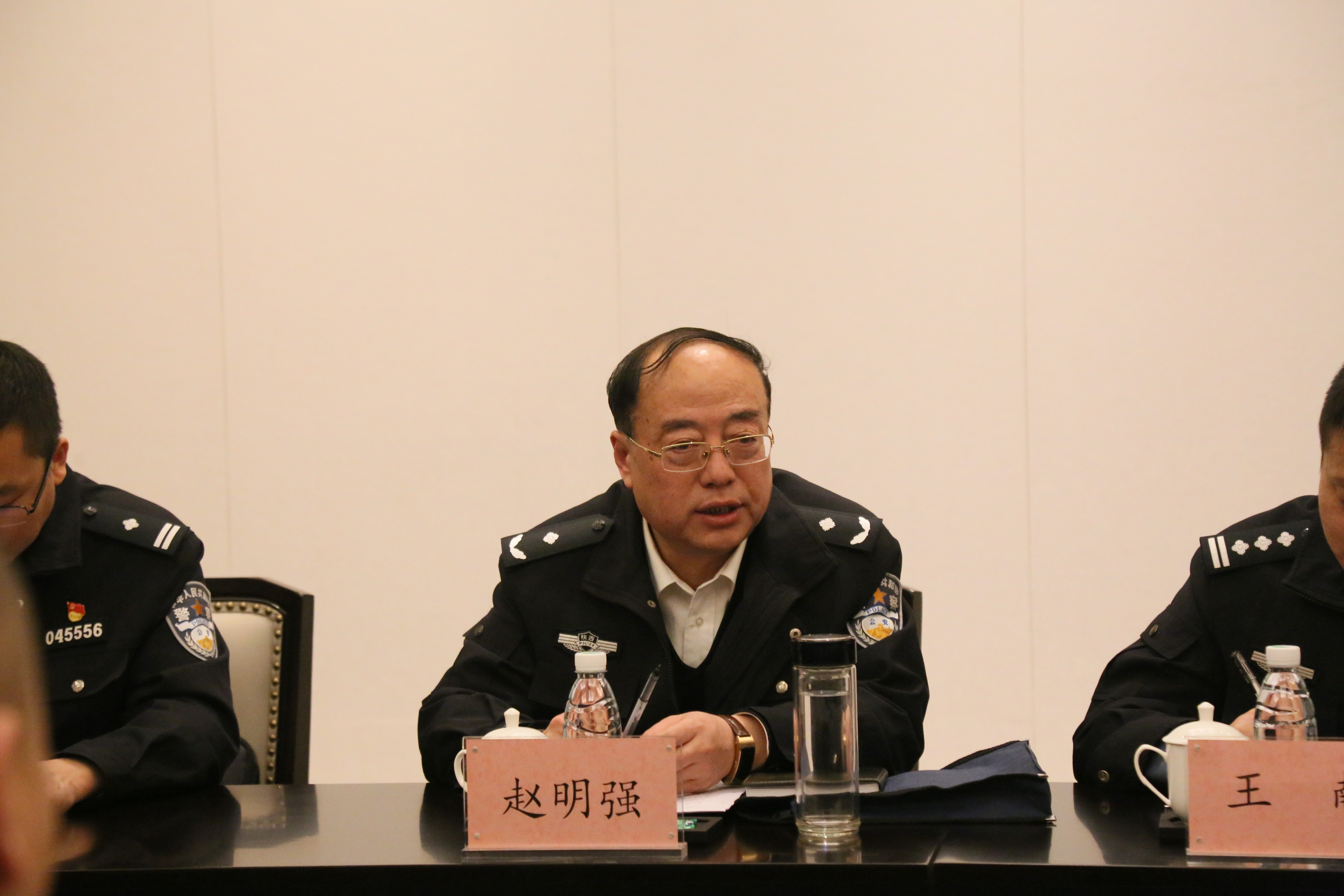 会上,李耀锋组织与会人员学习了渭南市公安局《关于深化公安派出所