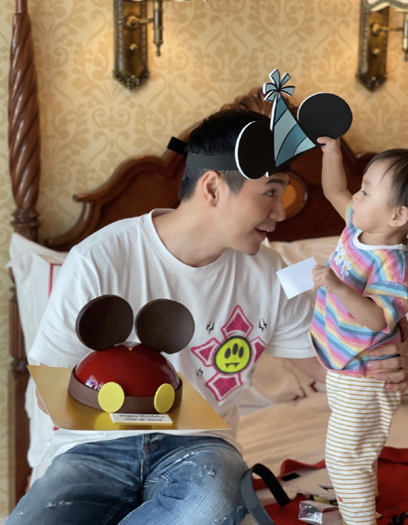 杨怡罗仲谦为彼此庆生，打卡迪士尼温馨度过，女儿小珍珠软萌可爱