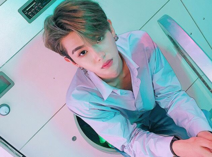 当红小鲜肉均遭私生饭困扰，范丞丞黄明昊直接搬家，肖战让人心疼