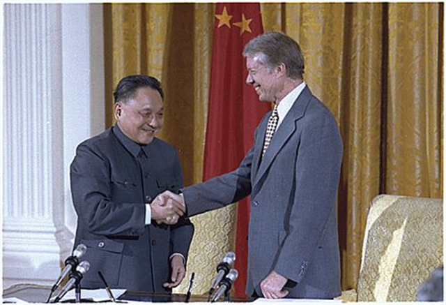 放弃对台湾使用武力？79年邓小平访美面对刁难，他如何作答？