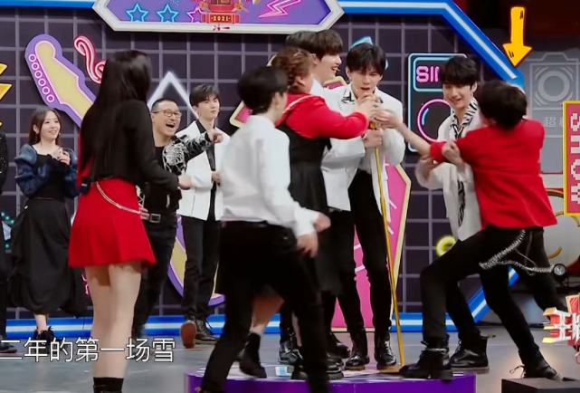 Hua Chenyu plays game too desperately, grab mike within an inch of to swing an arena, fortunately Yan Haoxiang is saved in time