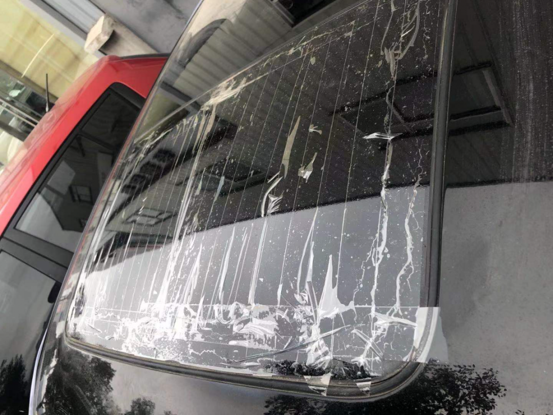 高空坠物砸坏违停车，车损怎么赔？ 第1张