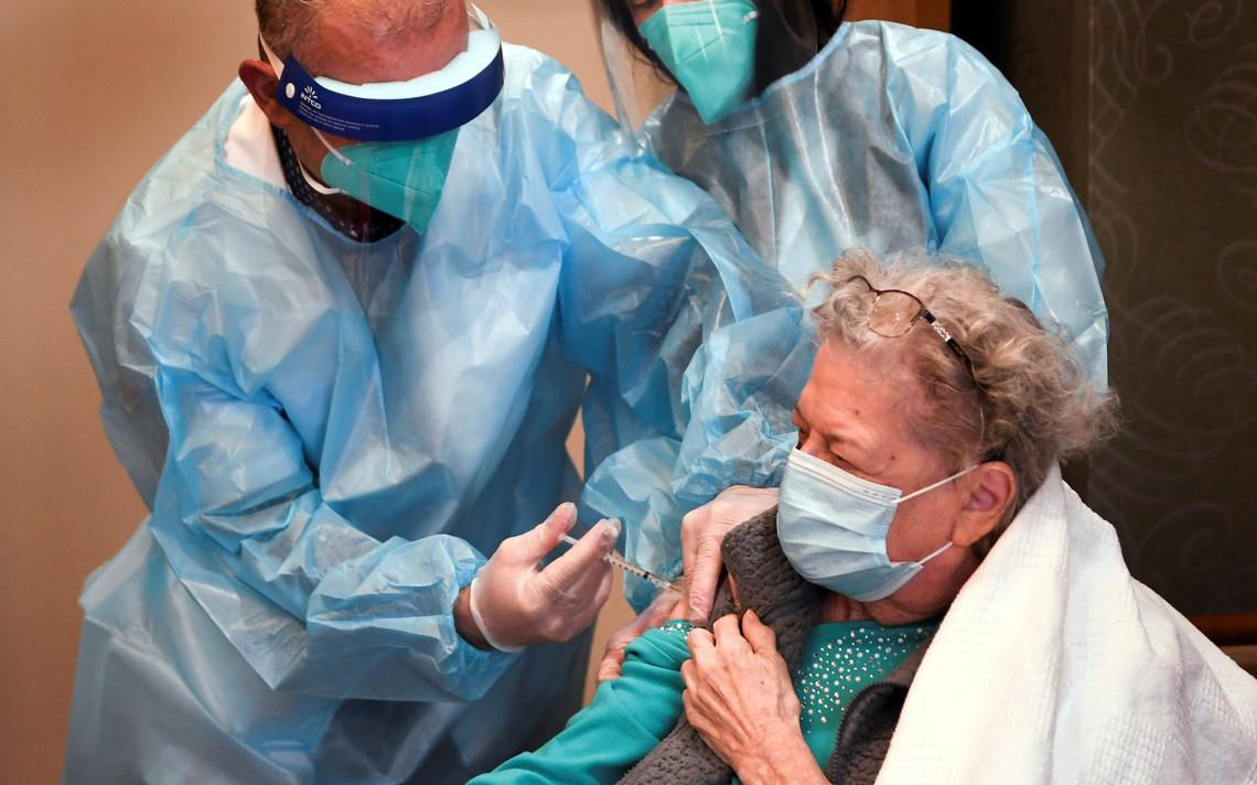 美國疫情全面失控，華人韓國裔買槍自保：美國槍械銷售額再度狂飆