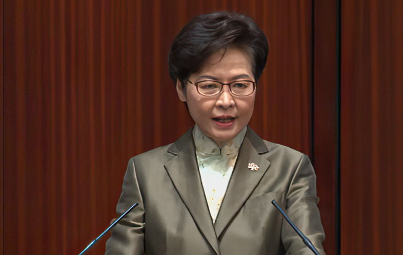 香港特别行政区长官，首次佩戴“一国两制”徽章，加强宣传和教育