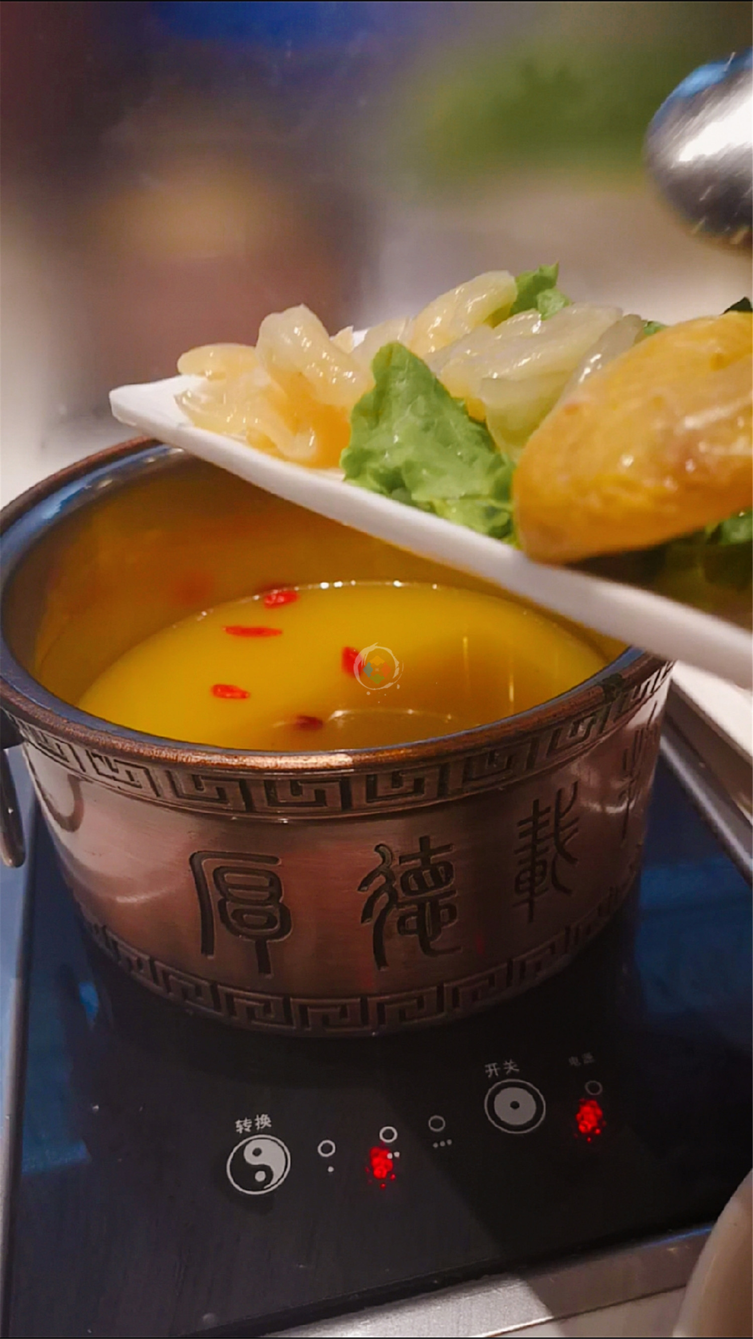 火锅独家蘸料配方，牛肉酱搭配韭菜花，点睛之笔是一勺香油