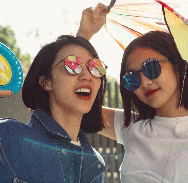 多多長大了！ 與孫莉戴墨鏡合照難辨別，捨棄成熟風改穿白衣顯清純