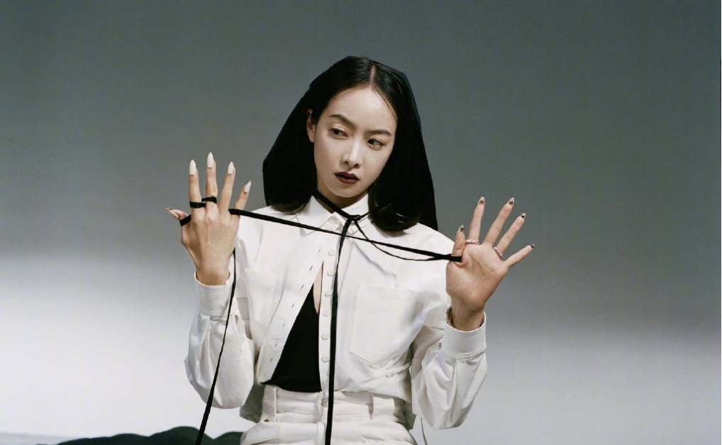 宋茜现在真是时尚一姐，把“内衬”当礼服，看