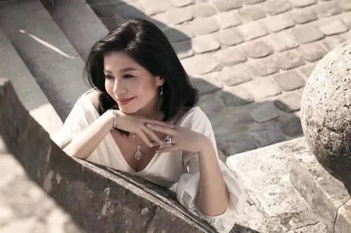 香港美人钟楚红引热议：奚梦瑶醒醒，这才是&ldquo;嫁恋爱不嫁朱门&rdquo;!