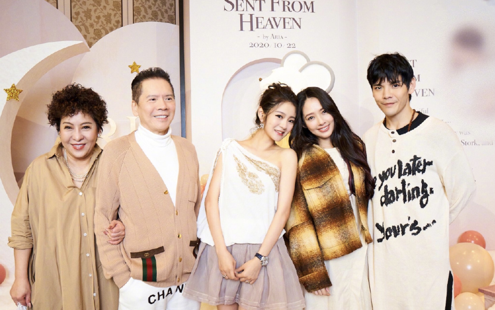 安以轩晒照为女儿庆双满月，一人抱俩妈妈力max，兄妹长相相似