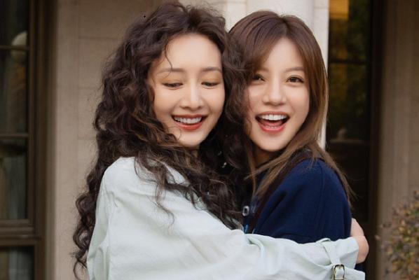 赵薇秦昊深夜片场路透，亲密挽手荡秋千，CP感十足