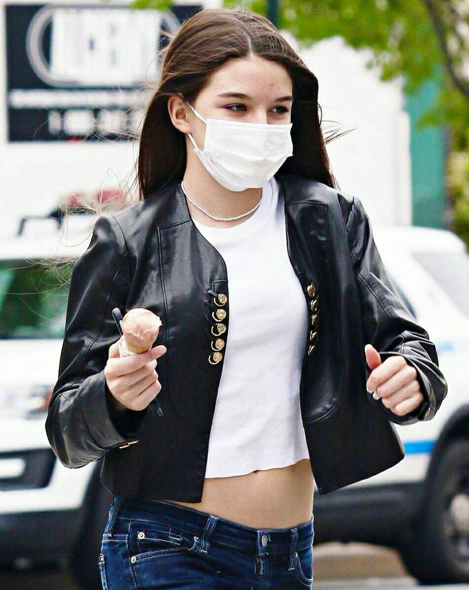 阿湯哥女兒１５歲了！ 沒有小時候美，皮夾克搭配Ｔ卹約會時尚個性