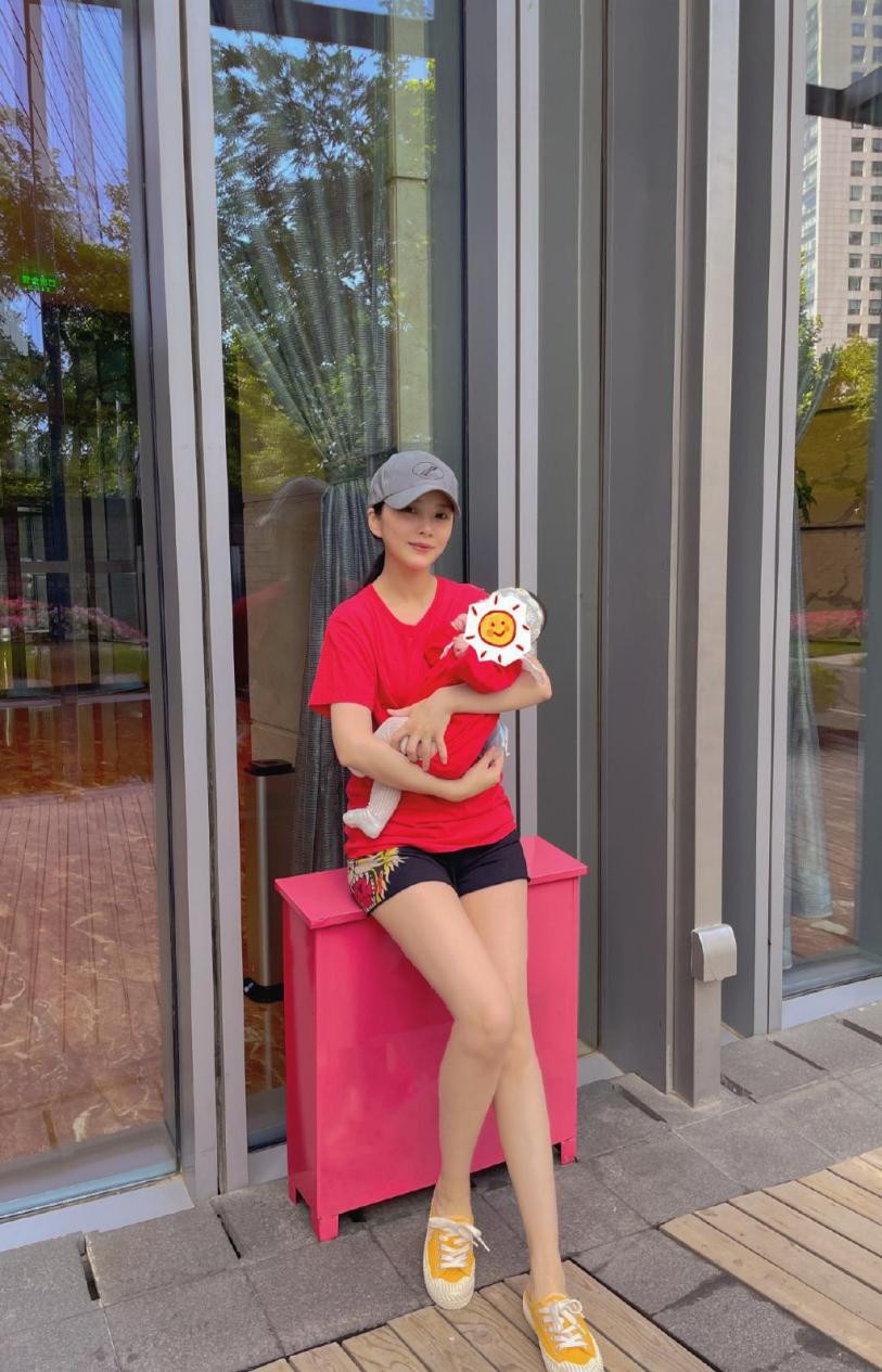 杜淳老婆是圈外人，私下一身T恤配短褲，顏值倒是不輸女明星
