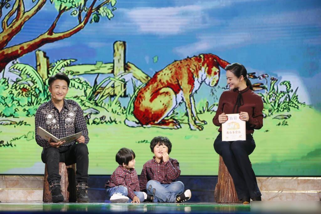 鄒市明一家四口走機場，老公過冬老婆還在夏天，倆兒子穿得都挺潮