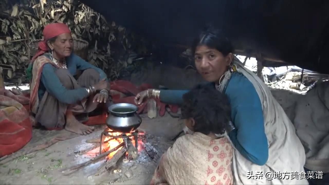 尼泊尔山区穷人的生活，每天吃野菜配米饭，天冷躺在毯子下吃饭