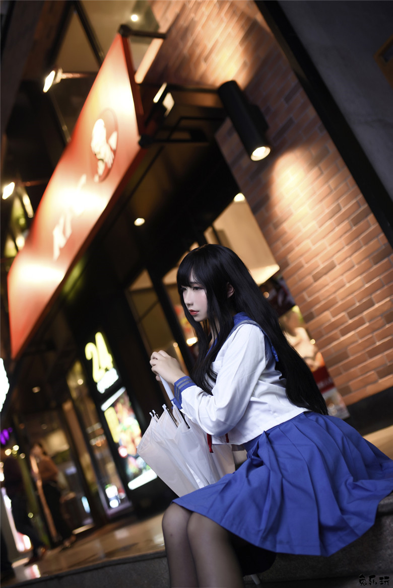 清新美少女打伞漫步夏日细雨中