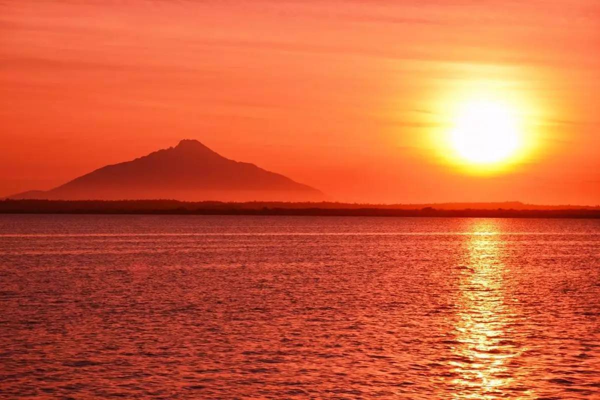 夕阳西下的唯美句子图片 适合发日落的朋友圈图片