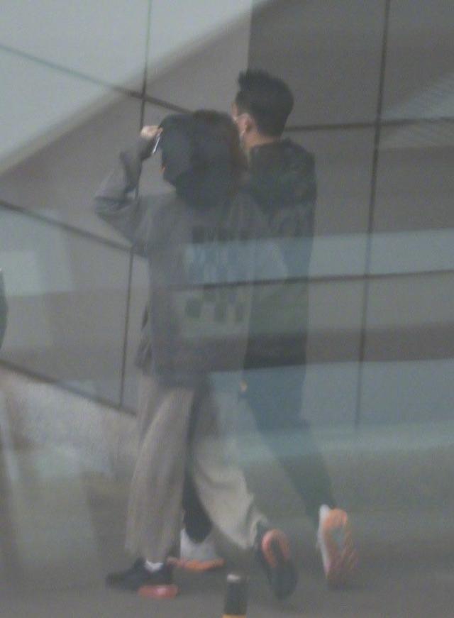 郑恺和苗苗同框现身机场，苗苗穿着宽松巧遮肚