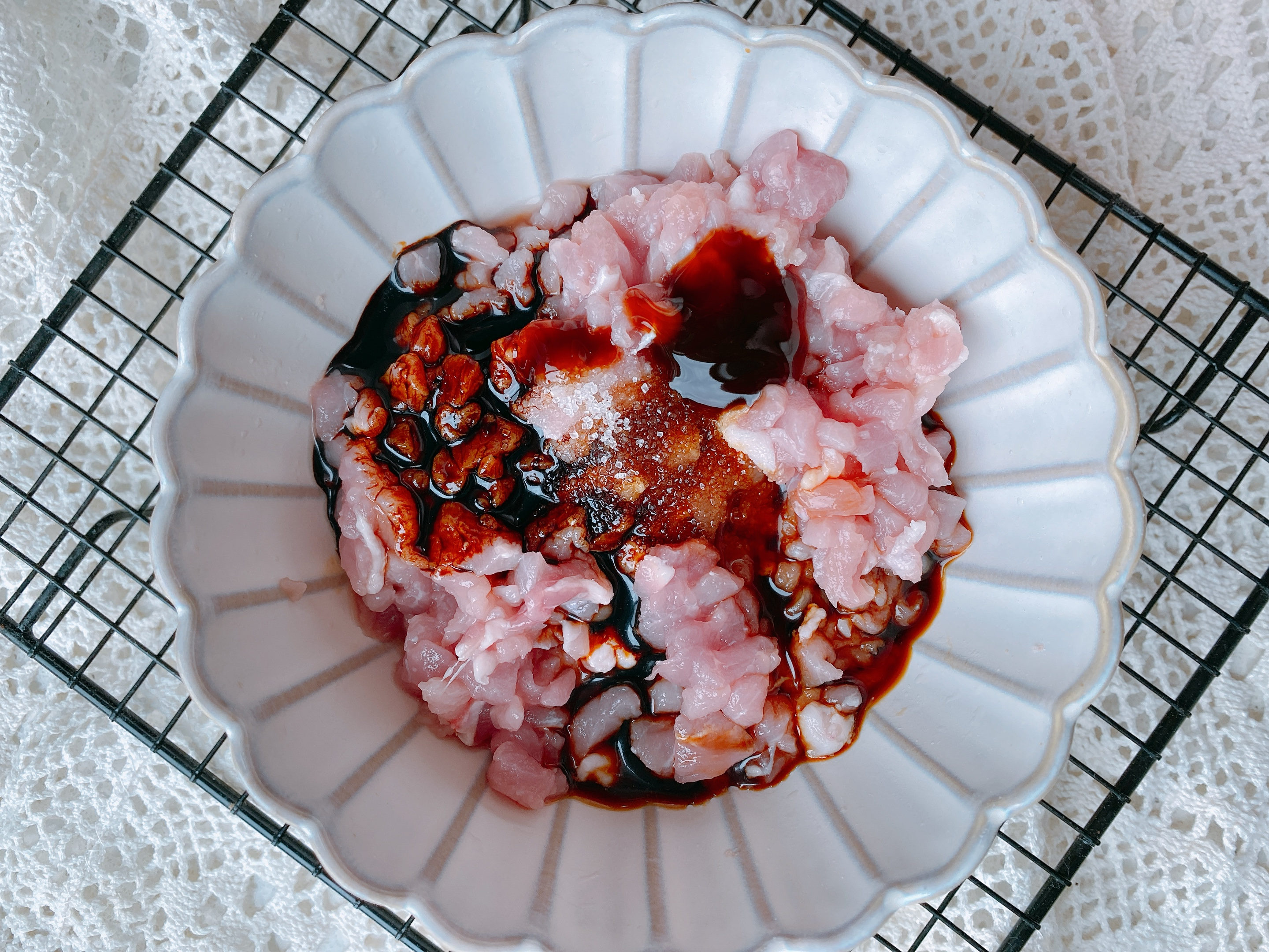 豆角做成饺子原来这么好吃，颜色翠绿不发黄，皮薄馅多，鲜嫩多汁