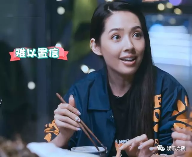 郭碧婷把咬了一口的梨扔给向佐，有谁注意向佐