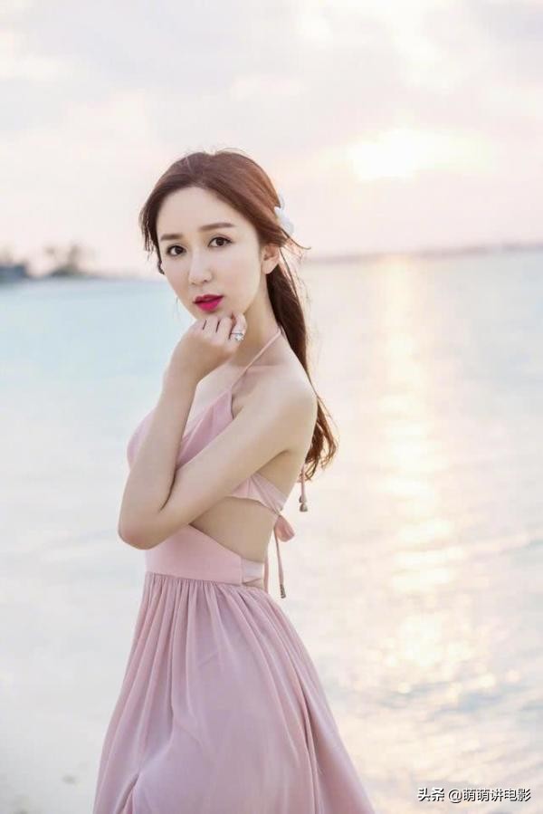 娄艺潇连衣裙咋穿的？只用三根绳吊着三片布，也不怕掉下去