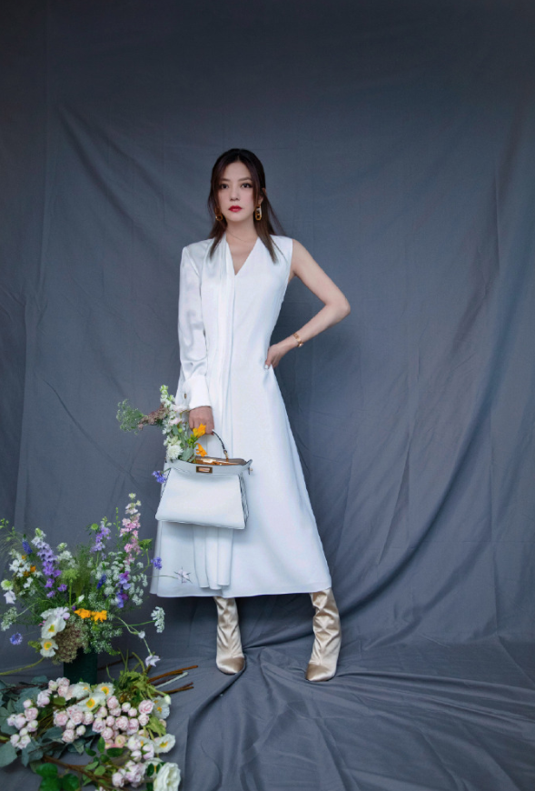 张柏芝现身高定秀T台，半永久贴头皮发型走红，