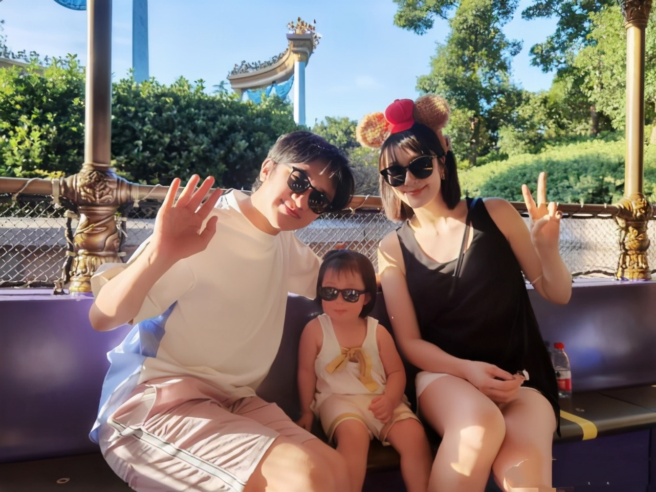 李亞男挺孕肚陪女兒上課，天韻露童真笑容，完全小王祖藍既視感