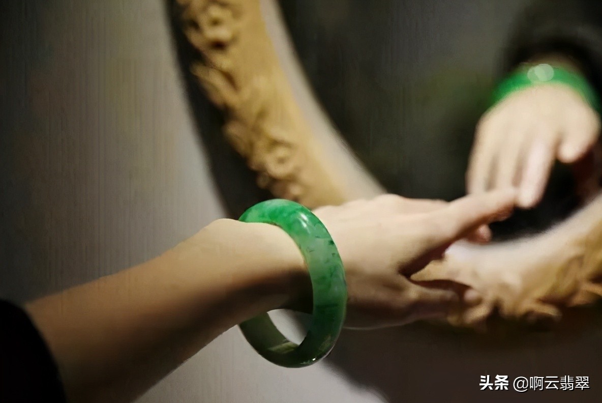 Real jade has bubbles in water, can jadeite soak in water for a long