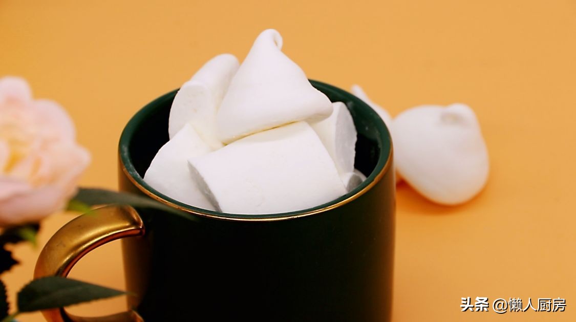 這是棉花糖的簡單做法，只需要4種食材，還可做雪花酥、牛軋糖