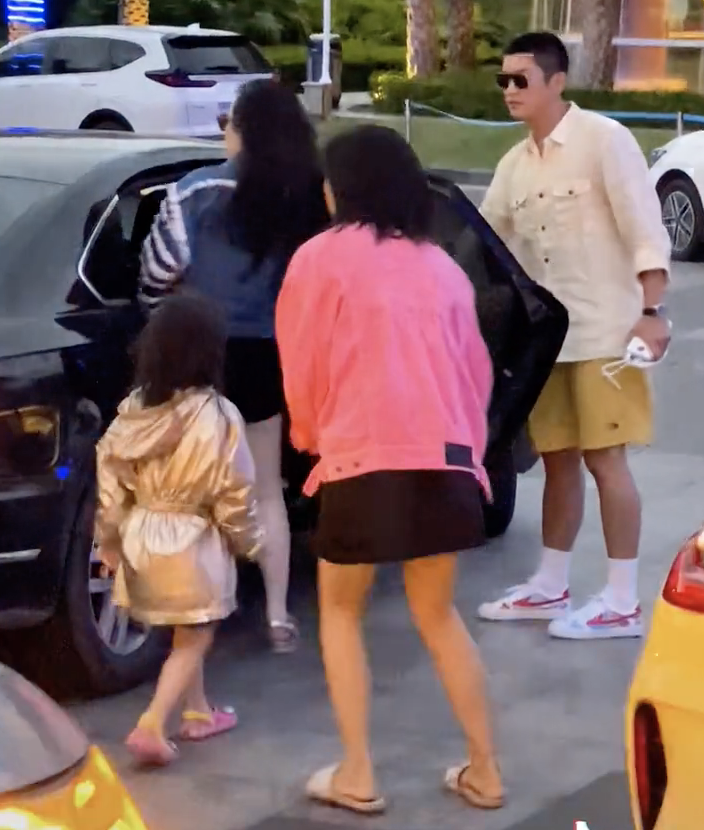 度假一家三亞度假被偶遇，神秘女孩兒現身，再被質疑是霍思燕二胎