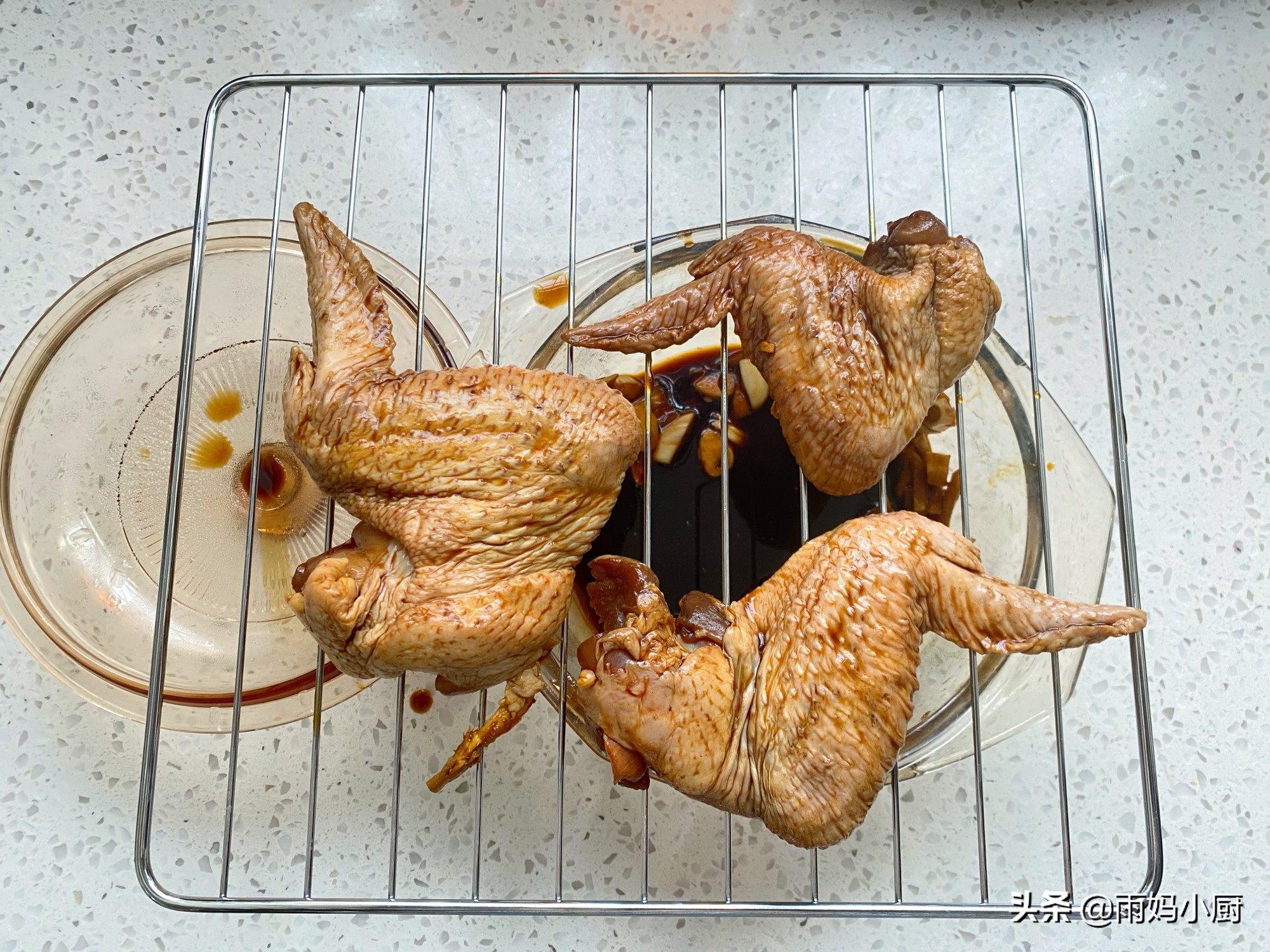 不用油炸不用紅燒，在家做焦香誘人的蒜香烤全翅，好吃到舔手指