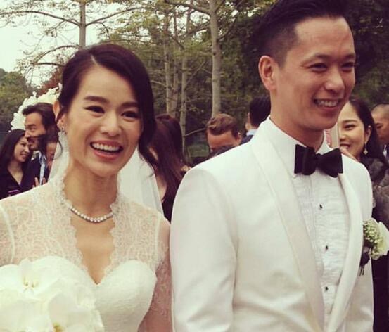 胡杏儿内地拍戏，丈夫既当爹又当妈带儿子捡贝壳，奕霆呛水萌态足