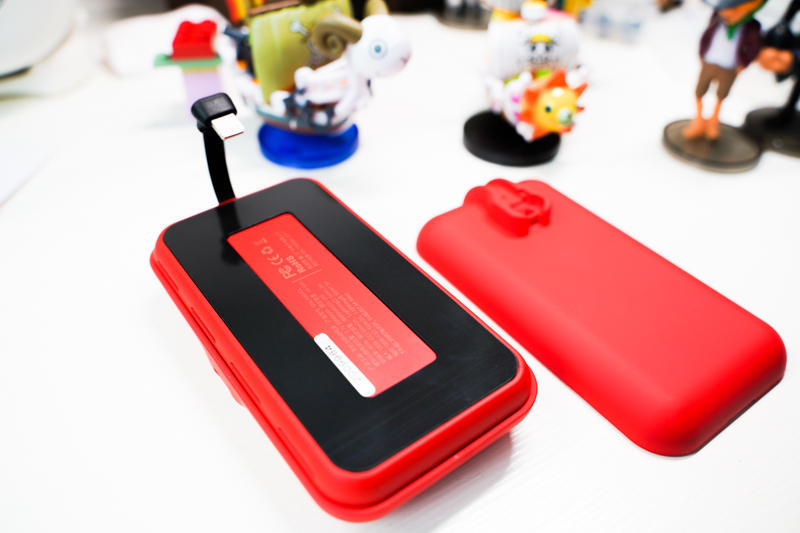 这才是iPhone充电最佳的姿态！iWALK变色龙充电宝评测