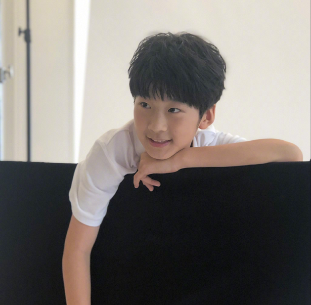 13岁天天与张亮同框，身高接近1米8，穿西服颜值