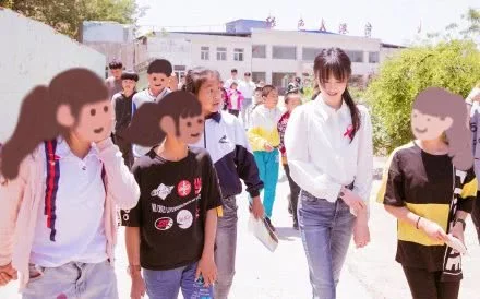 郑爽看望艾滋孩童，再现“贝微微”神颜，乖巧