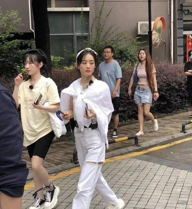 《中餐厅》路透照，赵丽颖逛小区疑似心情不佳